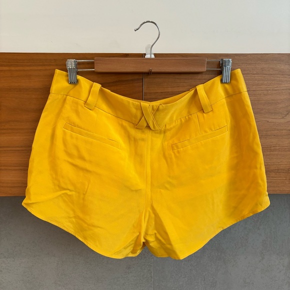 NWT alice + olivia Butterfly Sunflower Shorts, Size 10 - Picture 8 of 12